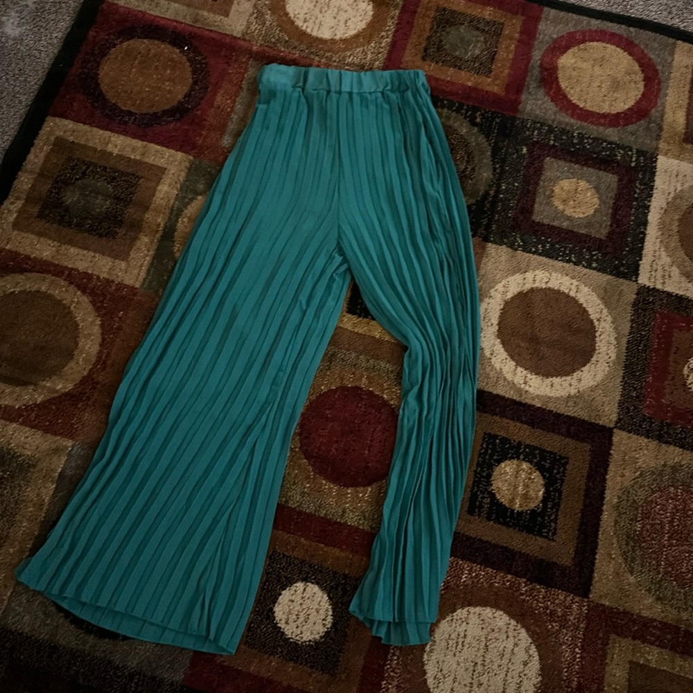Green pleaded wide, leg pants